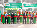 Đại diện lãnh đạo OCB và khách hàng, thực hiện nghi thức cắt băng khai trương trụ sở mới chi nhánh Đồng Nai