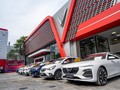 Showroom Phạm Văn Đồng được thiết kế sang trọng, hiện đại theo bộ nhận diện mới của VinFast, với tông màu đỏ đặc trưng của thương hiệu kết hợp cùng các chi tiết màu trắng và ghi xám.