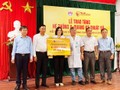 Ông Nguyễn Anh Tuấn, Phó Tổng Giám đốc Tập đoàn T&T Group (thứ 2 từ trái sang) trao tặng hệ thống X-Quang kỹ thuật số trị giá 2 tỷ đồng cho Trung tâm y tế huyện Thăng Bình