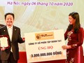 Chủ tịch HĐQT kiêm TGĐ Tập đoàn T&T Group - Ông Đỗ Quang Hiển trao ủng hộ Quỹ Vì người nghèo của thành phố Hà Nội