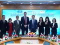 Tổng Giám đốc MISA Đinh Thị Thúy, ông Andrew Jeffries – Giám đốc Quốc gia ADB tại Việt Nam (thứ 4 từ trái sang), ông Trần Long – Phó Tổng Giám đốc BIDV cùng đại biểu của 3 đơn vị chúc mừng và kỳ vọng sự hợp tác lần này sẽ mang lại nhiều giá trị cho doanh nghiệp