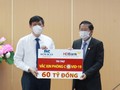 Ông Nguyễn Thanh Long - Bộ trưởng Bộ Y tế đại diện cho Bộ Y tế nhận nguồn kinh phí 60 tỷ đồng mua vaccine phòng Covid-19 do Ông Phạm Quốc Thanh – Tổng Giám đốc HDBank đại diện HDBank và Sovico trao tặng