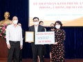 Ông Trương Khánh Hoàng - Quyền Tổng Giám đốc SCB trao bảng tượng trưng đóng góp 50 tỷ đồng