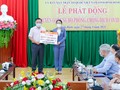 Ông Nguyễn Hữu Sang – Đại diện Tập đoàn Hưng Thịnh trao tặng 50.000 liều vắc-xin phòng, chống Covid-19 cho tỉnh Bình Định