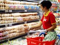 Phải tiếp xúc với nhiều lượt khách hàng, nhân viên siêu thị trở thành đối tượng có nguy cơ cao bị lây nhiễm Covid-19