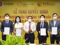 Ông Phạm Ngọc Minh, Trưởng ban Quản lý Khu kinh tế tỉnh Quảng Trị trao Quyết định chủ trương đầu tư đồng thời chấp thuận nhà đầu tư dự án Trung tâm điện khí LNG Hải Lăng, tỉnh Quảng Trị - Giai đoạn I (1.500 MW) cho Tổ hợp các nhà đầu tư.