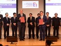 Ông Trần Hoài Nam – Phó TGĐ HDBank và Ông Andreas Zeisler – Giám đốc Đầu tư Định chế Tài Chính Toàn cầu DEG (Đức) ký thỏa thuận 300 triệu USD tăng cường phát triển bền vững.