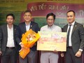 Đại diện lãnh đạo HDBank trao giải Đặc biệt – 01 tỷ đồng cho khách hàng Nguyễn Đình Đạo