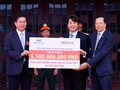 Ông Nguyễn Văn Hảo - Phó Tổng giám đốc Ngân hàng HDBank (giữa) và Ông Chu Việt Cường- Phó Tổng giám đốc Tập đoàn Sovico (bìa phải) trao tặng kinh phí xây dựng 100 căn nhà tình nghĩa với tổng giá trị 5,5 tỷ đồng cho tỉnh Điện Biên.