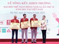 Bà Lê Nữ Thùy Dương – Phó Chủ tịch HĐQT Golf Long Thành trao bảng biểu trưng cho đại diện các vận động viên có thành tích thi đấu xuất sắc tại SEA Games 31