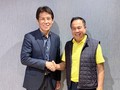 Chủ tịch FAT - Somyot (bên phải) bắt tay ông Akira Nishino - tân HLV trưởng ĐTQG và U23 Thái Lan (ảnh FAT)