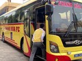 Bầu Đệ đã cho thay logo và sơn lại chiếc xe bus lâu nay đắp chiếu. Ảnh THFC.