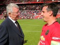 Sir Alex nhỏ nhẹ: “Cậu vẫn phải tiếp tục giữ cái băng “chết tiệt” đó đi con trai”. Ảnh MU