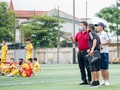 PTGĐ kiêm Giám đốc đào tạo trẻ Nguyễn Đình Nghĩa (áo đỏ) giờ đã có thể yên tâm sống bằng nghề. Ảnh CLB