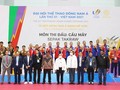 Đại tướng Prawit Wongsuwon, Phó Thủ tướng kiêm Chủ tịch Ủy ban Olympic Thái Lan (áo trắng đứng giữa) trao giải cho các đoàn thể thao. Ảnh TA