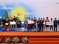 Bộ trưởng Nguyễn Mạnh Hùng trao giải Nhất cho đội LC1BC đến từ Nga