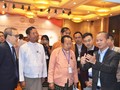 Thứ trưởng Phan Tâm xem giới thiệu sản phẩm smartphone cao cấp “Make in Viet Nam"