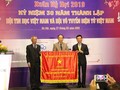 Bộ trưởng Nguyễn Mạnh Hùng tặng bức trướng cho Hội Tin học Việt Nam
