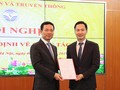 Bộ trưởng Nguyễn Mạnh Hùng trao Quyết định cho ông Nguyễn Thiện Nghĩa.