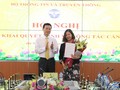 Bộ trưởng Nguyễn Mạnh Hùng trao quyết định bổ nhiệm  bà Trần Thị Nhị Thủy