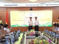 Bộ trưởng Nguyễn Mạnh Hùng trao quyết định bổ nhiệm cho ông Nguyễn Huy Dũng.