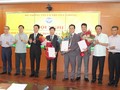 Bộ trưởng Nguyễn Mạnh Hùng chụp ảnh lưu niệm cùng  cán bộ được bổ nhiệm