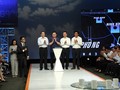 Các Đại biểu bấm nút mở hệ thống Cổng Thông tin điện tử nhân đạo Quốc gia 1400