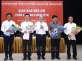 Đồng chí Võ Văn Phuông, Phó trưởng ban thường trực Ban Tuyên giáo Trung ương tặng hoa chúc mừng 4 cơ quan báo chí.