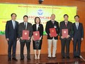 Bộ trưởng Nguyễn Mạnh Hùng chụp ảnh lưu niệm với các cán bộ được bổ nhiệm