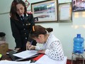 Bà Mông Thị Cúc tại buổi làm việc đã ký biên bản xử phạt và cam kết không tái phạm