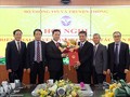 Thừa ủy quyền của Thủ tướng, Bộ trưởng Bộ TT&TT Nguyễn Mạnh Hùng trao quyết định nghỉ chế độ cho Thứ trưởng Phạm Hồng Hải