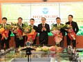 Thứ trưởng Phan Tâm trao quyết định cho các cán bộ. Ảnh MIC
