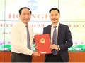Thứ trưởng Phạm Anh Tuấn trao quyết định cho ông Nguyễn Thiện Nghĩa. Ảnh MIC.