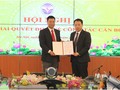 Thứ trưởng Nguyễn Huy Dũng trao Quyết định cho Ông Đỗ Công Anh. Ảnh MIC