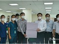 Thứ trưởng Nguyễn Huy Dũng tặng quà cho Tổng đài dã chiến cấp cứu 115.