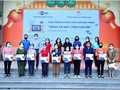 Đại diện VNNIC trao quà cho các em ở trường THCS Dịch vọng, Hà Nội. Ảnh Mic