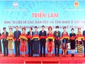 Các đại biểu cắt băng khai mạc buổi triển lãm. Ảnh Mic