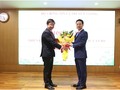 Bộ trưởng Nguyễn Mạnh Hùng trao quyết định cho ông Bùi Hoàng Phương. Ảnh Mic