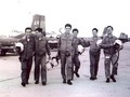  Phi công Hoàng Mai Vượng (ngoài cùng bên phải) trong phi đội quyết thắng chiều 28.4.1975 tại Sân bay Thành Sơn