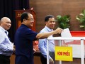 Các đại biểu bỏ phiếu giới thiệu nhân sự. Ảnh: AC