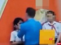 Cán bộ trường THCS Nguyễn Thiện Thuật có hành động lạ với hai nữ sinh (ảnh chụp lại từ clip)