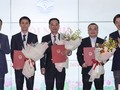 Thứ trưởng Nguyễn Thanh Lâm và Thứ trưởng Bùi Hoàng Phương trao quyết định cho các cán bộ được bổ nhiệm. Ảnh: Tạp chí TT&T