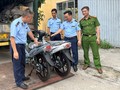Lực lượng chức năng tỉnh Hưng Yên kiểm tra lô xe máy của Công ty TNHH Liên doanh chế tạo xe máy LIFAN - Việt Nam. Ảnh: DMS.