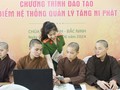 Cán bộ C06 giới thiệu, hướng dẫn tăng ni về tính năng, cách sử dụng ứng dụng. Ảnh: Thanh niên.
