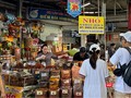 Khách hàng hứng thú với gian hàng bán livestream của anh Tùng (chủ sạp hàng thực phẩm khô Văn Tùng) chợ Cồn