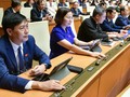 Đại biểu bấm nút thông qua dự án “1 luật sửa 4 luật”. Ảnh: QH