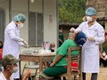 Cán bộ y tế ở huyện Kỳ Sơn, Nghệ An lấy mẫu đối với những người liên quan đến ca bệnh. Ảnh: Vnexpress