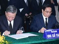 Chủ tịch nước Tô Lâm và Thủ tướng Chính phủ Phạm Minh Chính ghi sổ tang. (Ảnh: TTXVN)