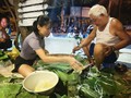 Đội thiện nguyện Đà Nẵng xuyên đêm gói bánh, nấu bánh chưng gửi đồng bào vùng lũ miền Bắc (Ảnh Trung Đào)