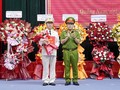 Thiếu tướng Nguyễn Hữu Hợp (bìa trái) tại buổi lễ nhận quyết định giữ chức Giám đốc Công an tỉnh Quảng Nam.